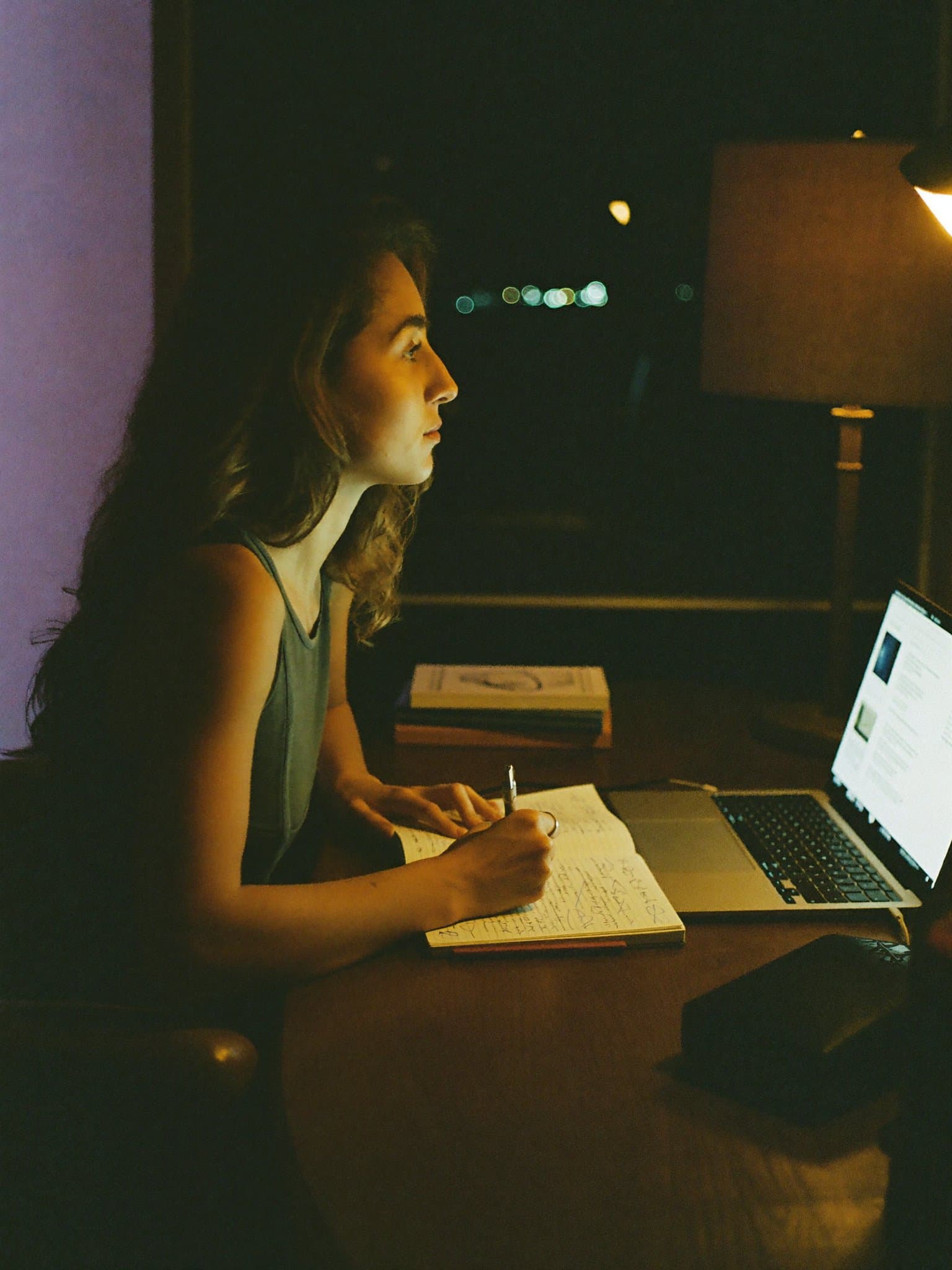 Profesora preparando una clase en su escritorio al atardecer